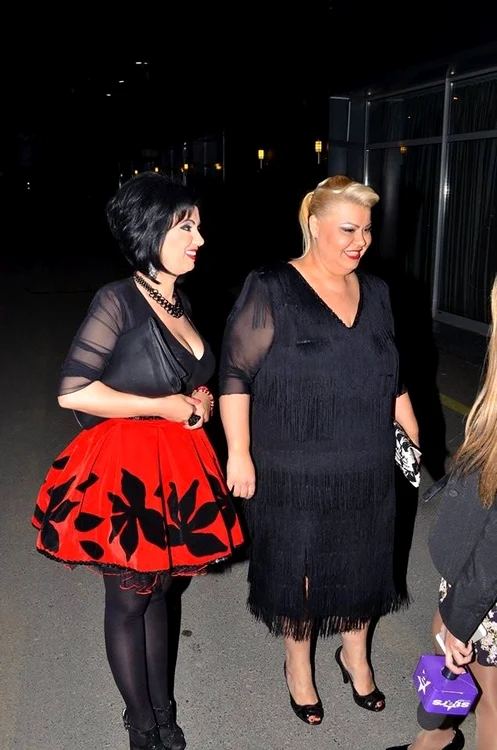 Adriana şi Camelia au fost foarte vesele la petrecere