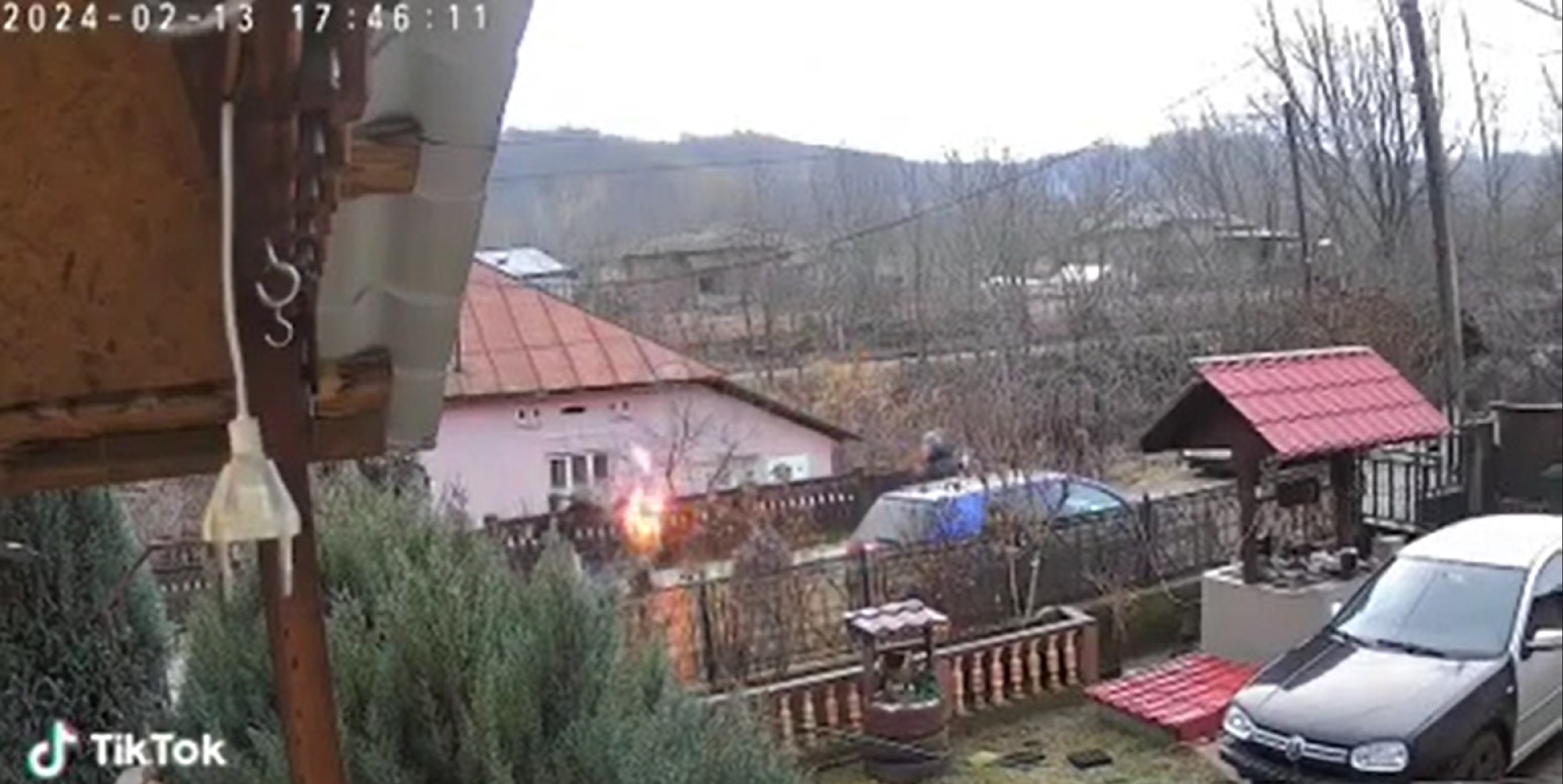 Bărbat ars de trei tineri pe stradă. Clipul a ajuns viral pe TikTok. Ce s-a întâmplat după atac VIDEO Bărbat ars de trei tineri pe stradă. Clipul a ajuns viral pe TikTok. Ce s-a întâmplat după atac VIDEO