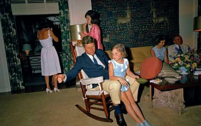 Fostul preşedinte John F. Kennedy, în mijlocul familiei FOTO Reuters