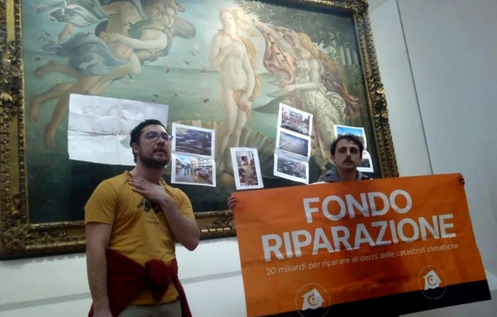 Cei doi protestatari de la Galeria Uffizi, Florența FOTO ansa.it