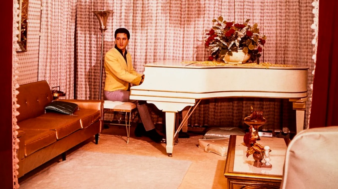 Elvis Presley, la pianul său alb FOTO TeamRock