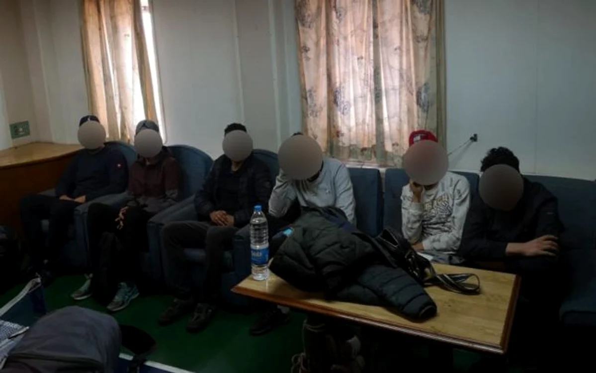 
    Cei șase migranți au dat foc unei saltele în urma unui conflict cu echipajul naveiFoto: Garda de Coastă  