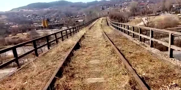 Podul de cale ferată peste DN1 stă să cadă