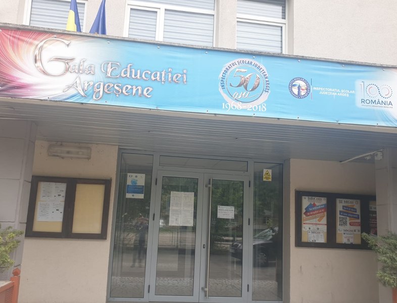 Noul an școlar începe în Argeș cu detașări pe posturi de directori, fuziuni între școli și șantiere cât cuprinde