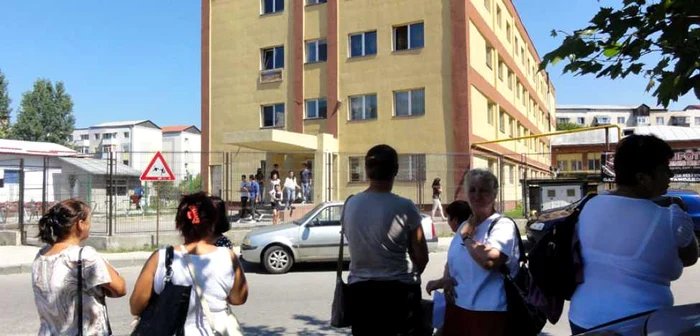 Imagine cu părinţi şi rude ale candidaţilor la Liceul ”Nicolae Titulescu” din Slatina (FOTO: Mugurel Manea)
