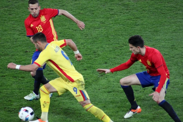 Florin Andone, în duel cu Jordi Alba (în stânga) şi Bartra, jucătorii Barcelonei. FOTO Ovidiu Cornea