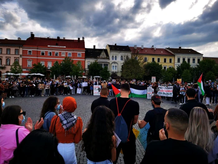 Palestinienii s-au adunat în Piaţa Unirii, în faţa statuii lui Matei Corvin. FOTO: Ştiri de Cluj