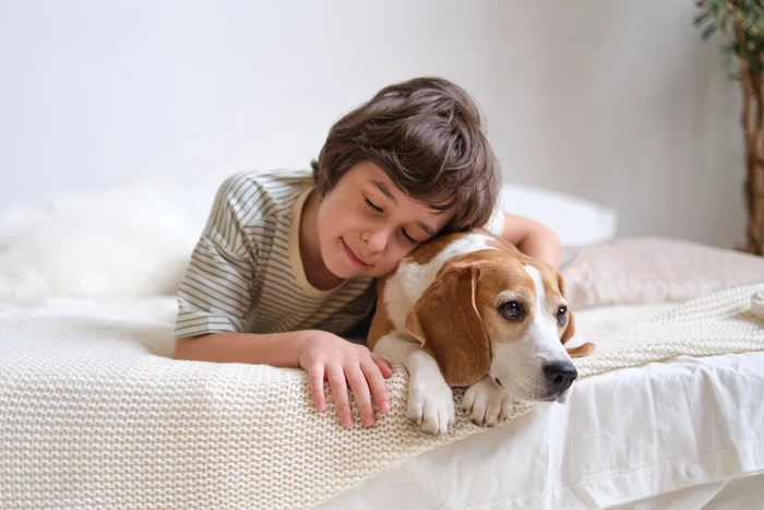 Copil alături de un cățel. FOTO: Shutterstock