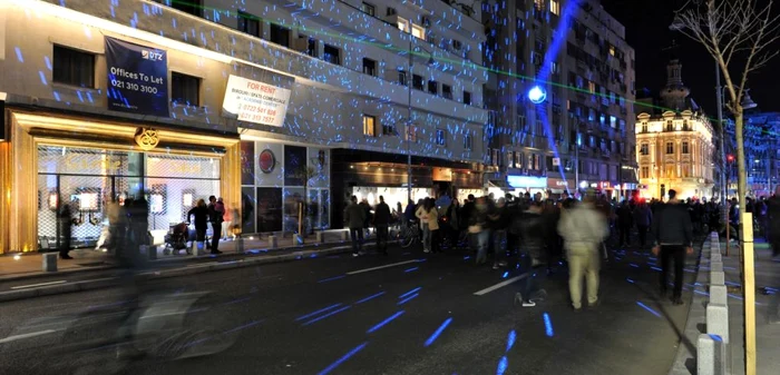 Tineri trec pe Calea Victoriei, in cadrul Festivalului International al Luminii Spotlight, desfasurat in Bucuresti, 23 aprilie 2015  FOTO MEDIAFAX /  şTEFAN SANDU