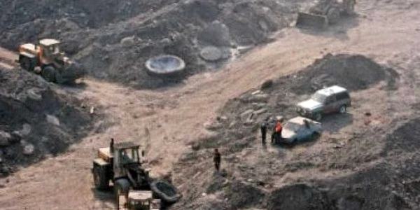 Firma exploatează fără drept zgura din luna aprilie