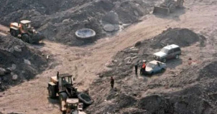 Firma exploatează fără drept zgura din luna aprilie