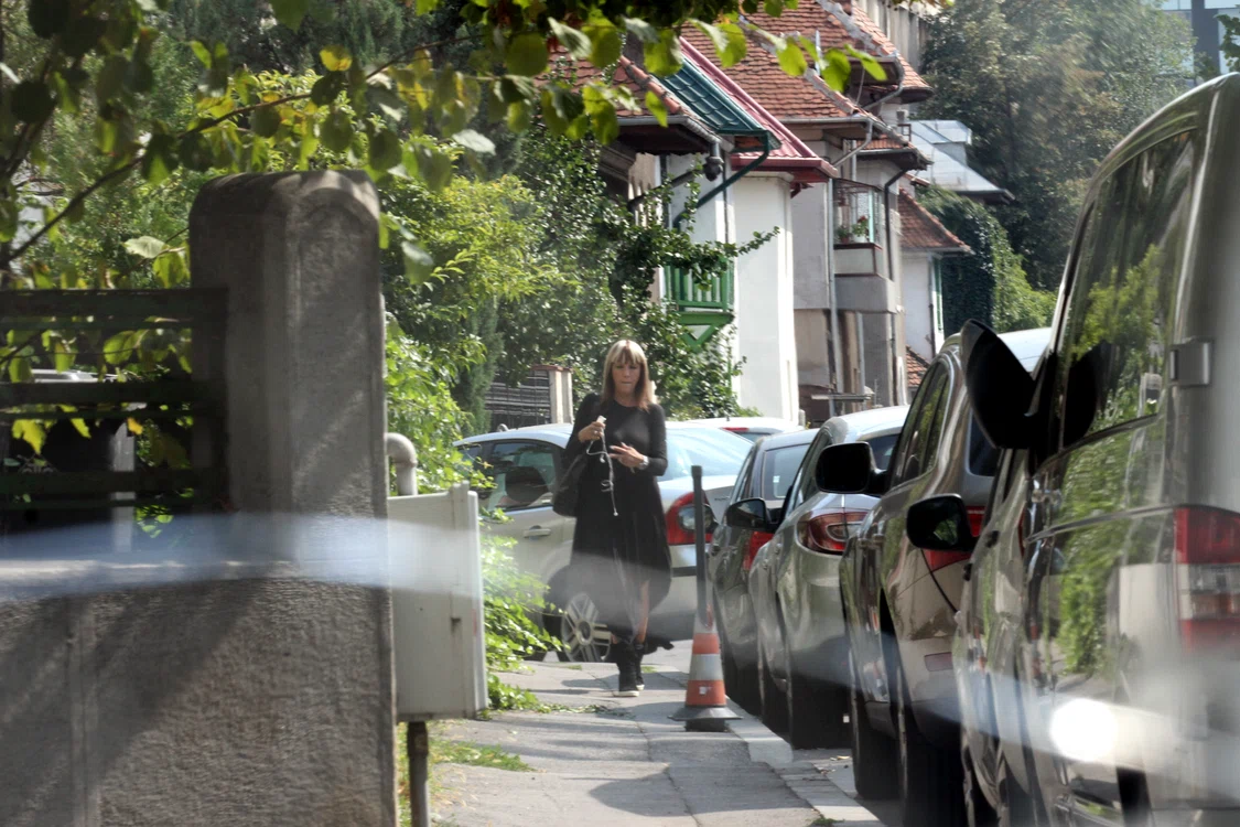 Fotoreporterii Click! au surprins-o pe Mihaela zilele trecute, la o promenadă prin oraş