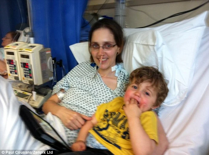 FOTO Daily Mail Rowena şi Freddie, într-una din nenumăratele vizite făcute de micuţ la spital