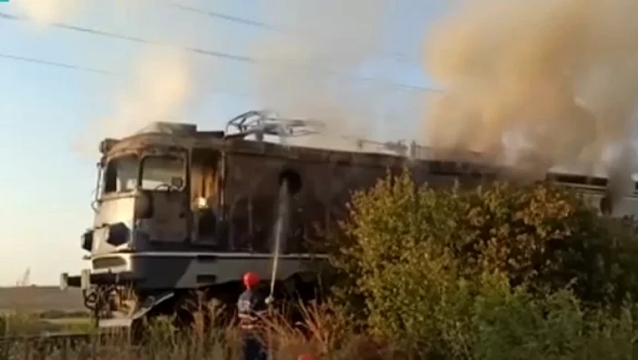 
    Locomotiva unui tren de călători a luat foc, traficul feroviar este blocat între Timișoara și Arad.Foto: Digi24  