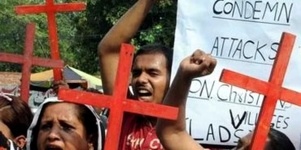 Opt creştini au fost arşi de vii de islamişti în Pakistan