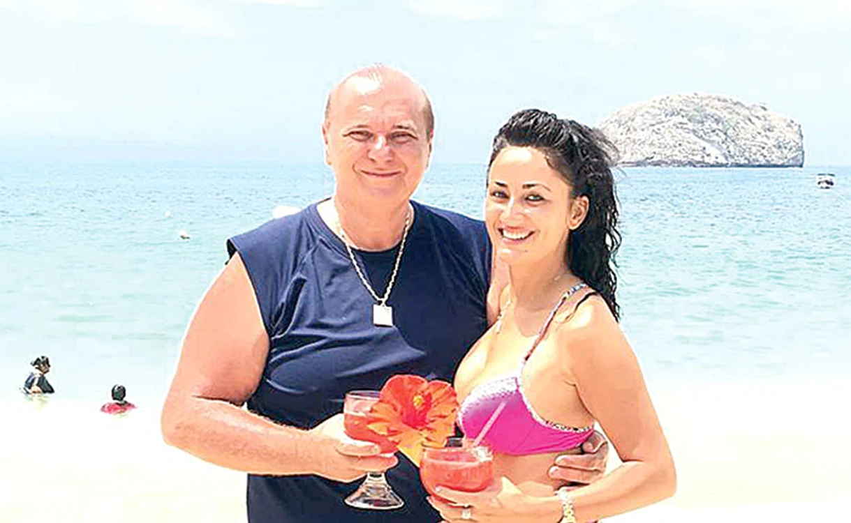 
    Nick și Nicole  se înțeleg bine: el  are o avere de  30 milioane $,  ea doar 25 de ani  și un trup sexy   