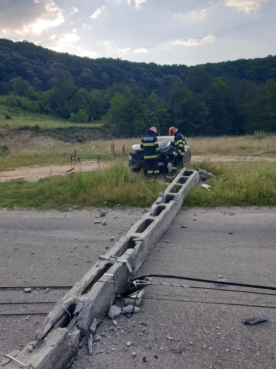 Stâlpul a fost doborât. Foto ISU Argeş