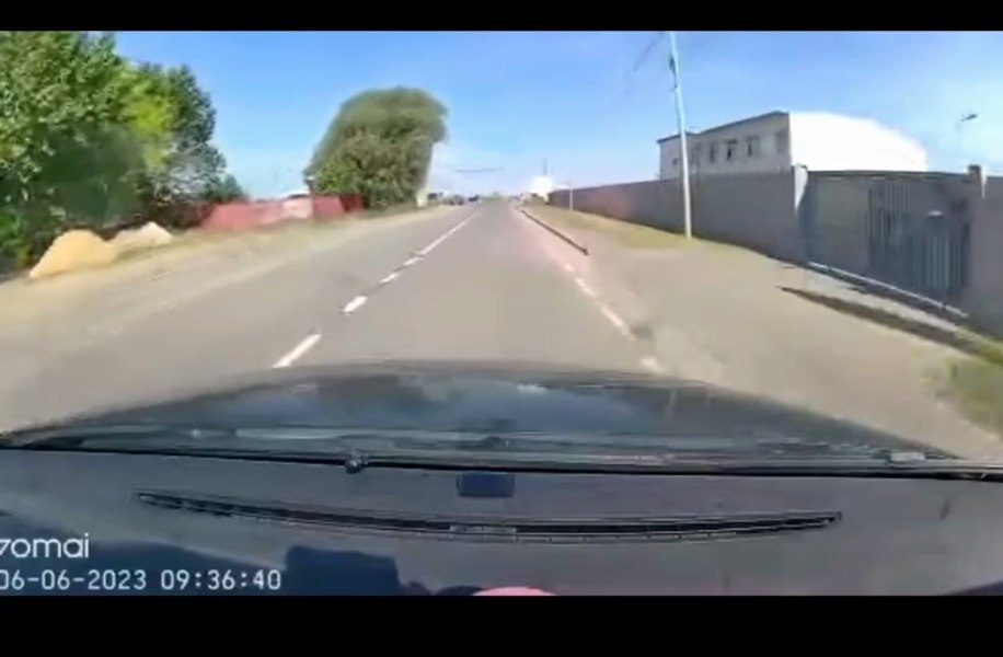 Momentul în care o căruță este spulberată de o mașină. Atelajul mergea pe contrasens, iar șoferul era beat mort VIDEO