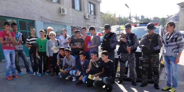 Elevii s-au înghesuit ca să facă poze cu mascaţii I.P.J. Olt