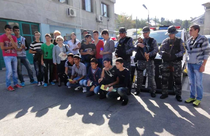 Elevii s-au înghesuit ca să facă poze cu mascaţii I.P.J. Olt