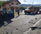 Un autoturism s-a lovit frontal cu un TIR încărcat cu maşini pe Valea Oltului la Călimăneşti - Vâlcea Foto ISU Vâlcea