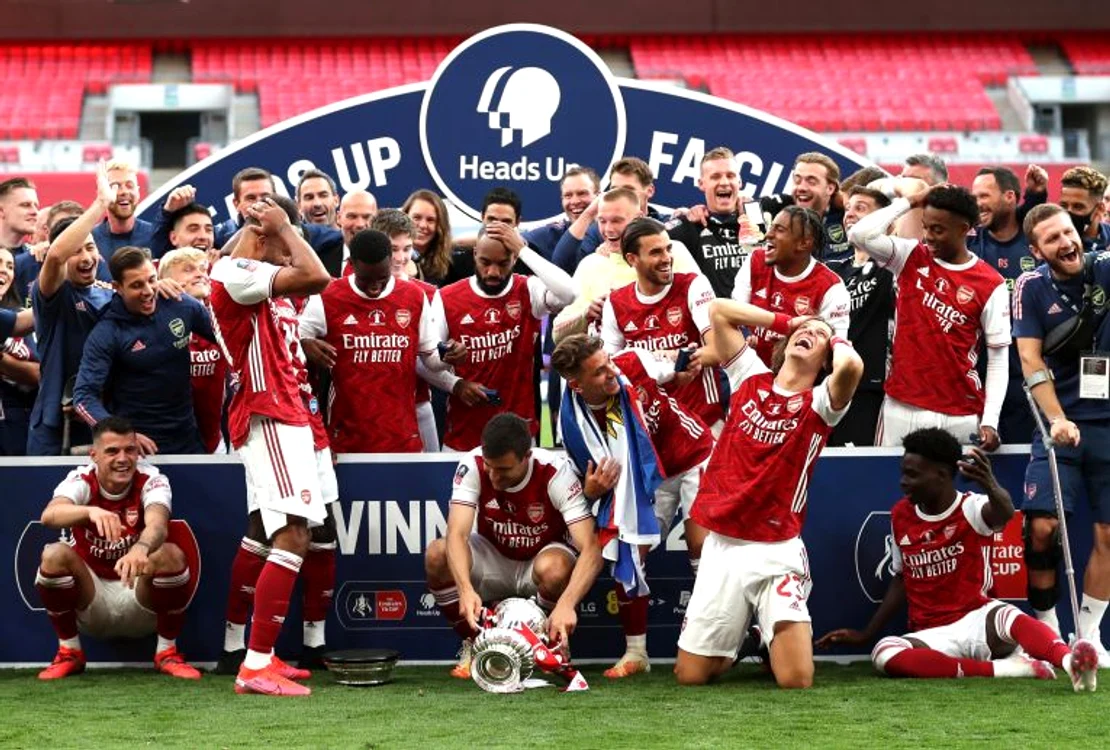 
    Aubameyang și-a pus mâinile în cap în momentul în care a scăpat trofeul Cupei AnglieiFoto: Guliver/ GettyImages  
