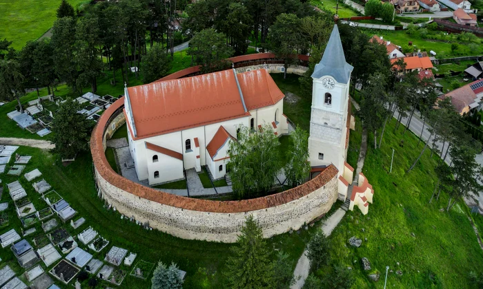 Biserica Romano Catolica din Carta 4 m jpg