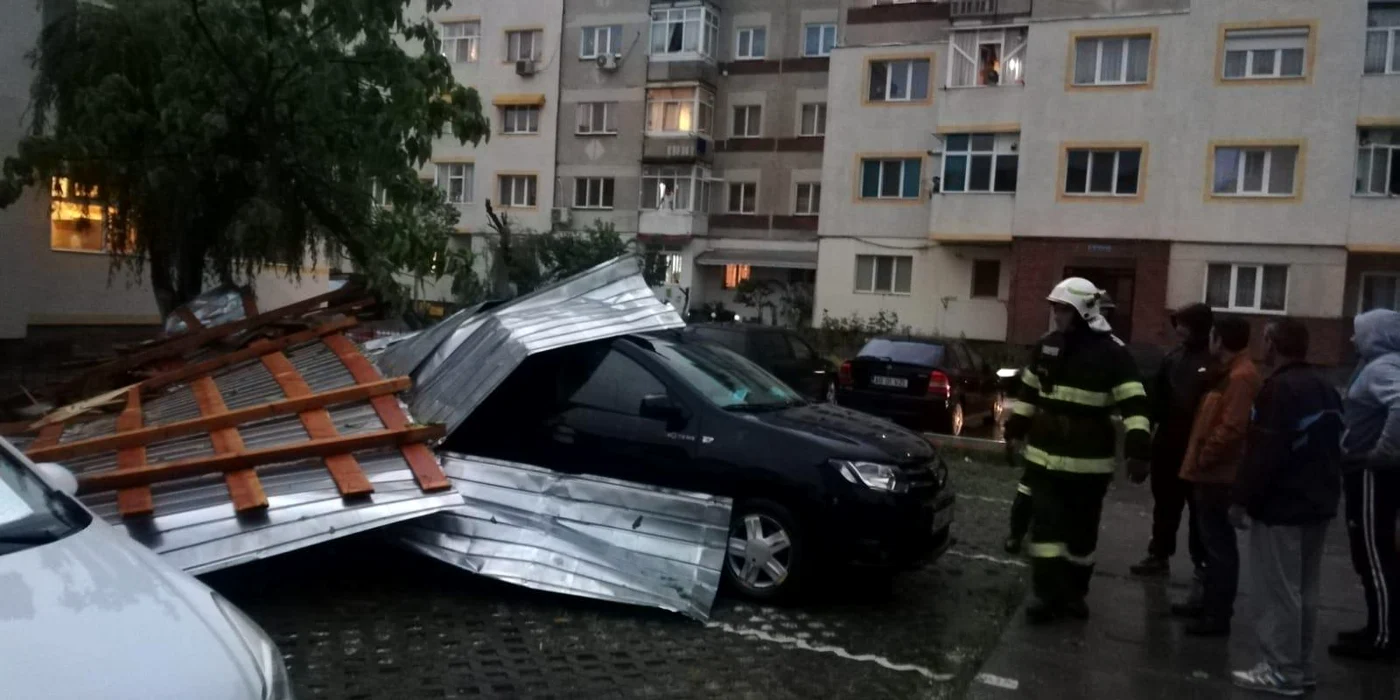
    Vântul puternic a doborât copaci și acoperișuri peste mașiniFotografii: IGSU  