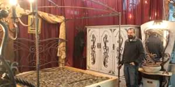Mobilierul din fier forjat din imagine costă 20.000 de lei şi producătorii nu se plâng de vânzări.