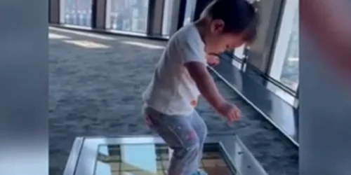 băieţel nemişcat pe sticlă foto captura video