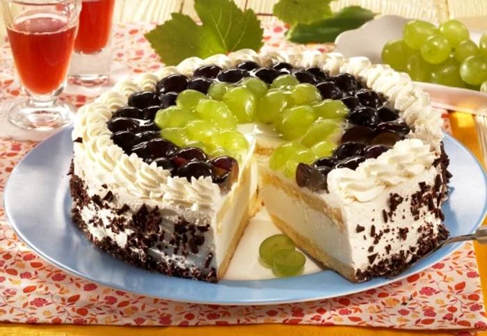 
    De pe masa de sarbatoare nu poate lipsi tortul, mai ales unul cu fructe.clickpoftabuna.ro  