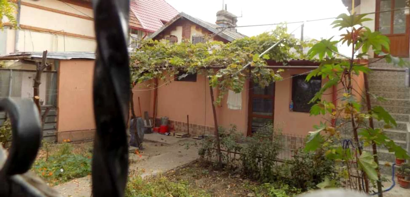 Aceasta este casa cu 1.921 de locuitori fictivi, toţi înscrişi cu drept de vot FOTO Costel Crângan