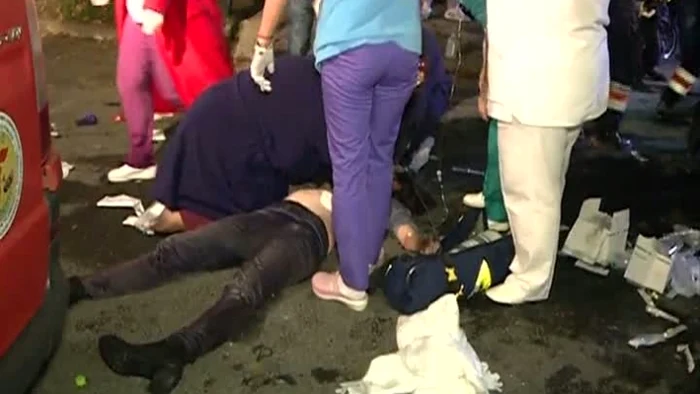 Zeci de tineri au murit pe loc, iar cei răniți au primit ajutor medical pe stradă