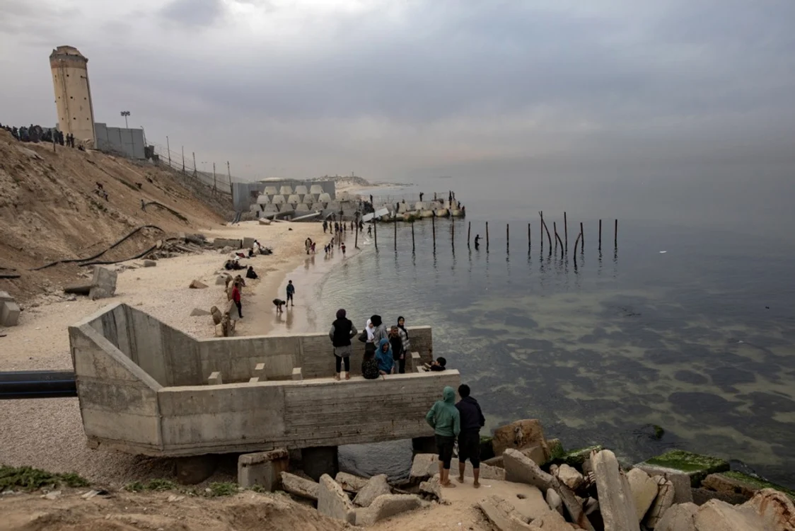 Palestinieni lângă granița dintre Fâșia Gaza și Egipt FOTO EPA-EFE
