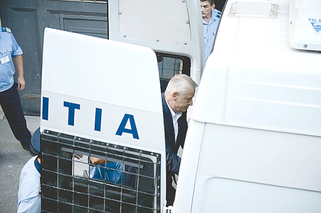 Sorin Oprescu şi-a petrecut  ultima săptămână  plimbându-se cu  duba între spitale