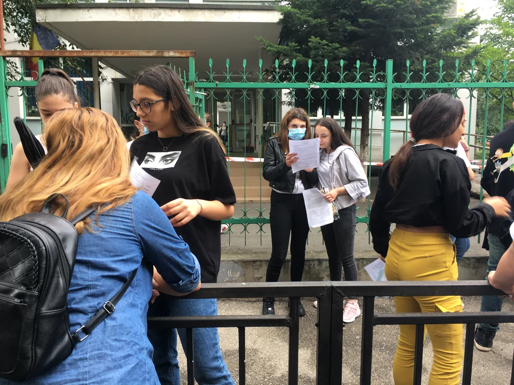 Elevii au ieșit cu foile de subiecte în mâini și și-au consultat reciproc răspunsurile