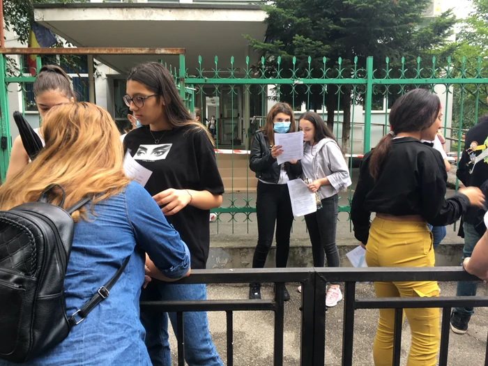 Elevii au ieșit cu foile de subiecte în mâini și și-au consultat reciproc răspunsurile