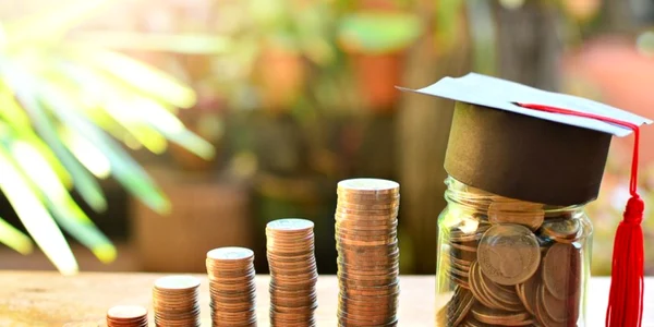 Bani educatie - invatamant - fonduri FOTO Shutterstock 