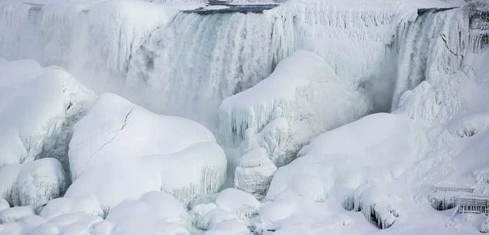 Cascada Niagara a îngheţat şi se pare că va rămâne aşa ceva vreme, deoarece joi temperatura a scăzut şi mai mult în regiune FOTO Daily Mail