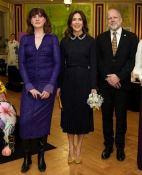 Mary, ravisantă cu pantofi Manolo Blahnik