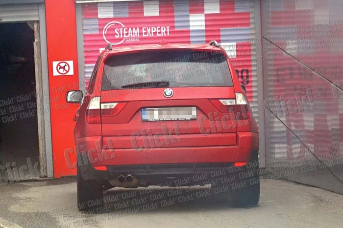 Fostul iepuraş Playboy  Raluca Lăzăruţ a vorbit la  telefon în timp ce conducea (Fotografii: Alex Muscaliu)