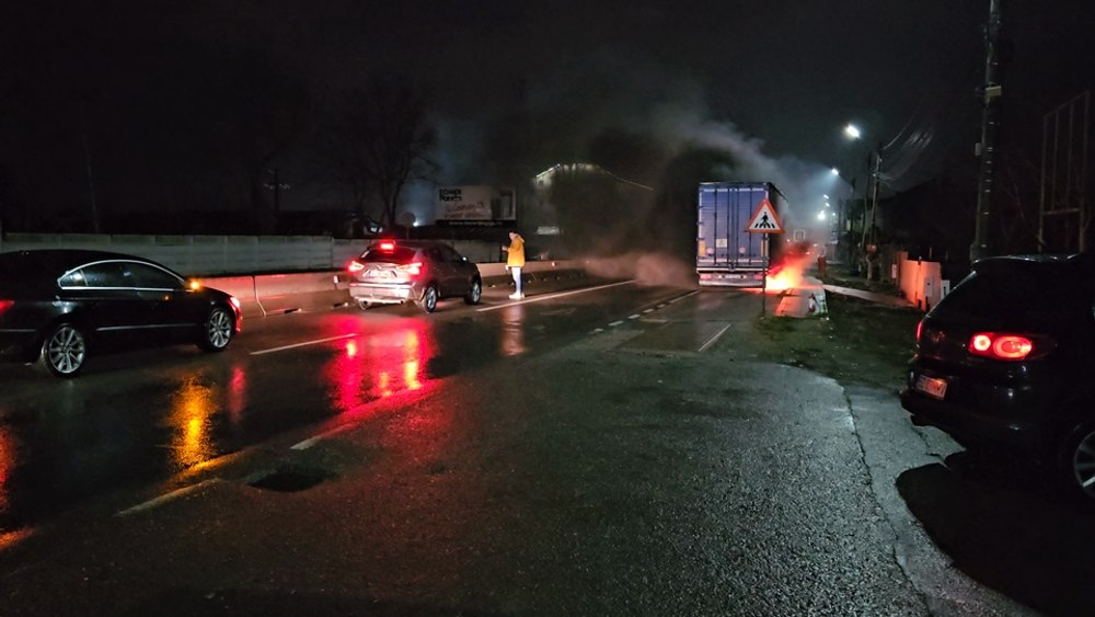 Camion în flăcări, pe E85. Mai mulți șoferi au sărit să ajute cu stingătoare VIDEO 