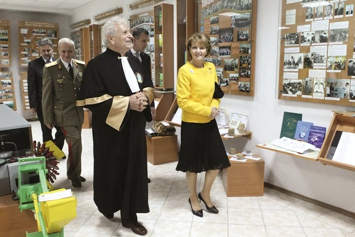 Rectorul Universităţii Agrare, Gheorghe Cimpoieş, i-a povestit Principesei Margareta istoria instituţiei Foto: Tudor Iovu