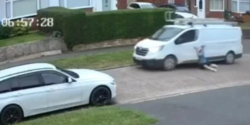 bărbatul a fost tarat cu masina timp de mai multe secunde Foto Captură video Sheffield Online Facebook jpg