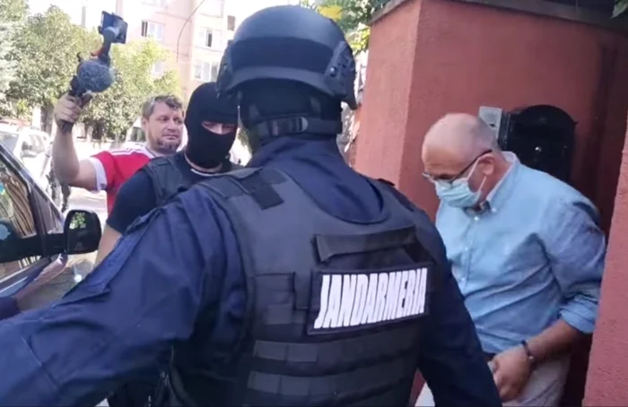 Alexandru Băişanu a fost urcat în duba Jandarmeriei, după percheziţii FOTO: glasulsucevei.ro