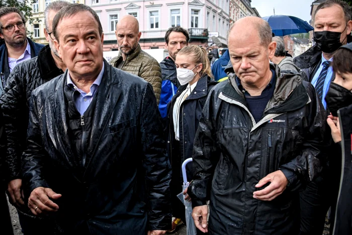 Armin Laschet (stanga) şi Olaf Schol (dreapta). FOTO EPA