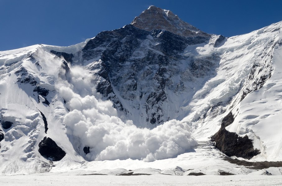 Un olandez a murit după ce a fost surprins de o avalanșă în Munţii Ţarcu. Alte două persoane au fost rănite 