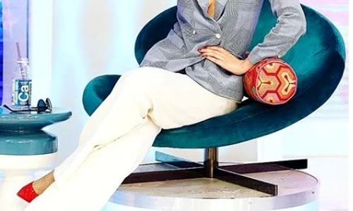 Iulia Albu și a creat un stil personal pe care îl adoptă atunci când pozează  jpeg