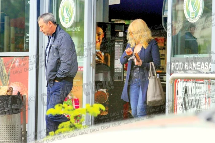 
    Silvia şi-a pus în portofel  chitanţa şi restul primit de la  vânzătoarea magazinului (Fotografii: Blitz)  