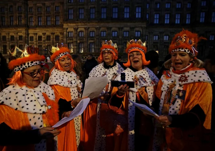 Olandezii l-au celebrat pe străzi pe noul rege Willem Alexander. (Foto: Reuters)
